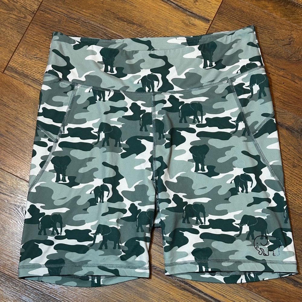 Ivory Ella Women’s XL Green Camo Biker Shorts Athletic Exercise Elephant